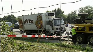 Condenados a 25 años de cárcel cuatro hombres por dejar morir a 71 personas encerradas en un camión en Austria