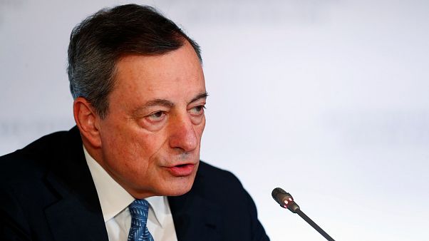 Draghi prevé menos crecimiento y más inflación para la eurozona Draghi prevé menos crecimiento y más inflación para la eurozona