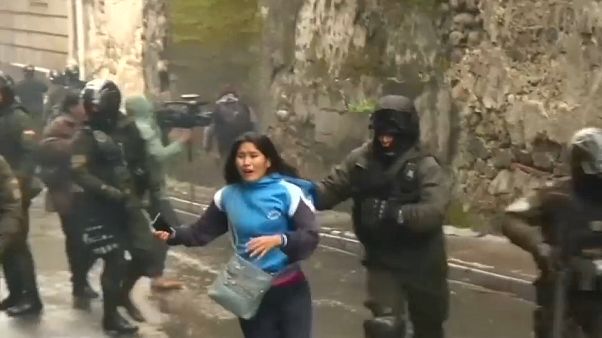 Violentos enfrentamientos entre estudiantes y policía en Bolivia Violentos enfrentamientos entre estudiantes y policía en Bolivia
