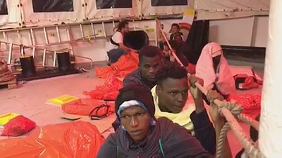 فيديو من داخل قارب للمهاجرين .. هذا ما يواجهونه في البحر