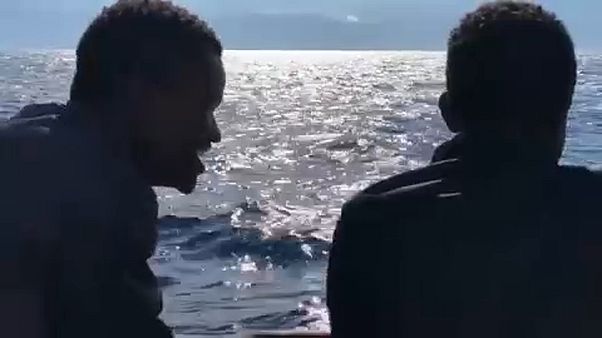 Μετανάστες εν πλω Aquarius που τους μεταφέρει στη Βαλένθια Μετανάστες εν πλω Aquarius που τους μεταφέρει στη Βαλένθια
