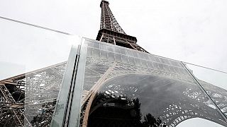 Golyóálló üveget kapott az Eiffel torony