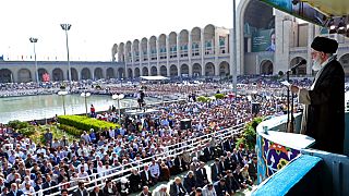 علی خامنه‌ای در حال ایراد خطبه نماز عید فطر در مصلای تهران