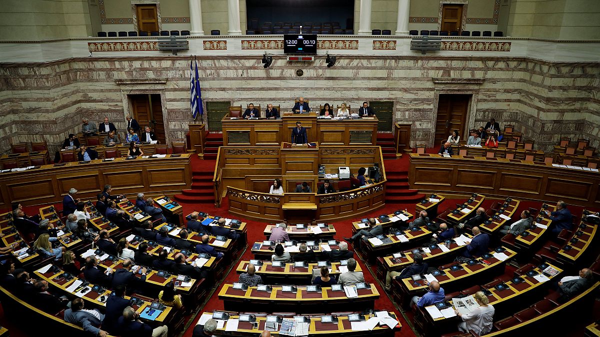 Συνεχίζεται στη Βουλή η συζήτηση για την πρόταση μομφής κατά της κυβέρνησης