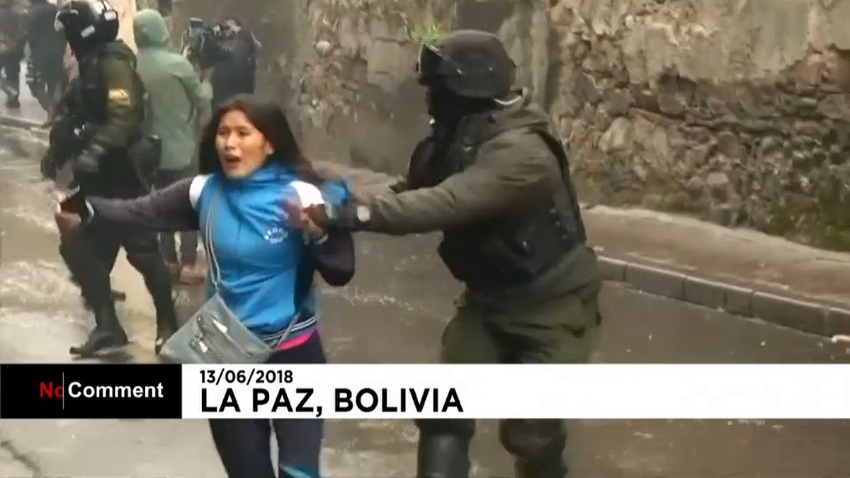 Affrontements entre étudiants et policiers en Bolivie 