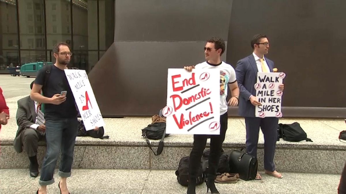 المحامون يتظاهرون في شيكاغو ضد الاغتصاب والاعتداء الجنسي
