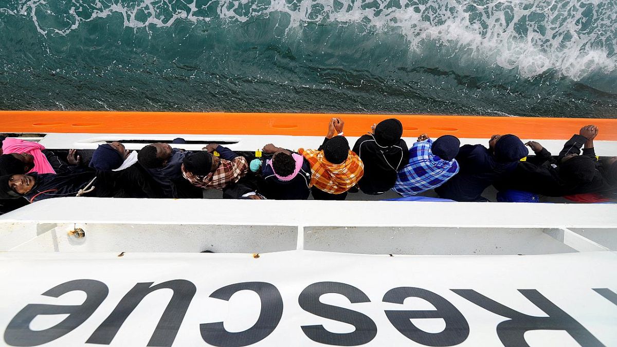 اللاجئون على متن القارب