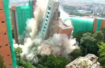 Espectacular explosión controlada para demoler un edificio en Colombia
