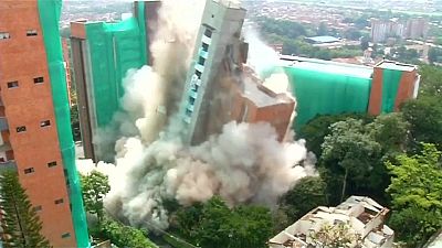 Espectacular explosión controlada para demoler un edificio en Colombia