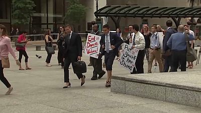 Erkek avukatlar kadına şiddeti topuklu ayakkabı giyerek protesto etti
