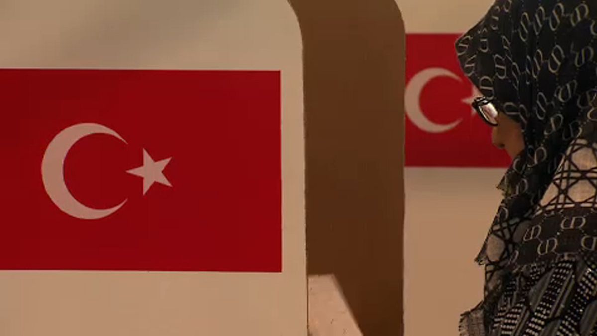 الأتراك يبدأون التصويت لانتخاب رئيسهم في الخارج