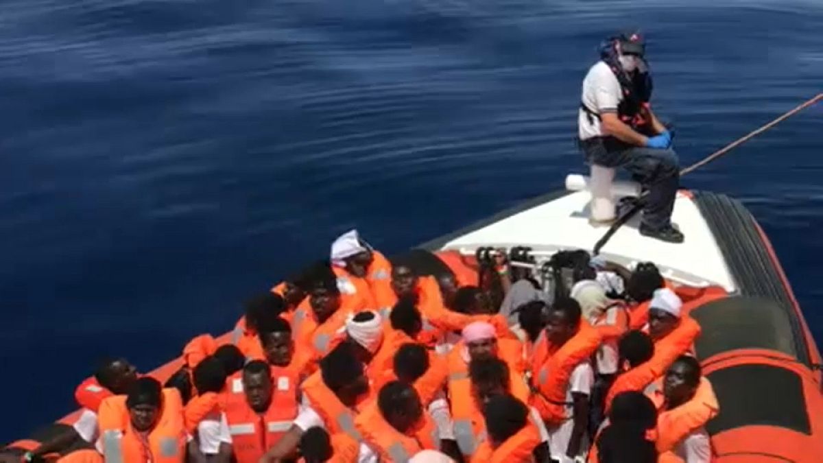 Migranti, braccio di ferro tra Merkel e Seehofer