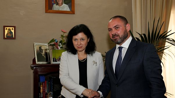 Vĕra Jourová com o ministro da Justiça maltês, Owen Bonnici Vĕra Jourová com o ministro da Justiça maltês, Owen Bonnici