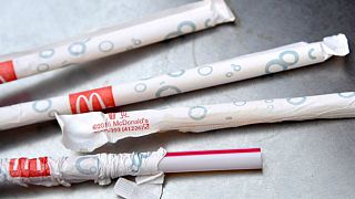 ماكدونالدز تستبدل الشفاطات البلاستيكية بالورقية في بريطانيا وايرلندا