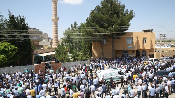 Suruç'taki cenaze törenine polis müdahalesi Suruç'taki cenaze törenine polis müdahalesi