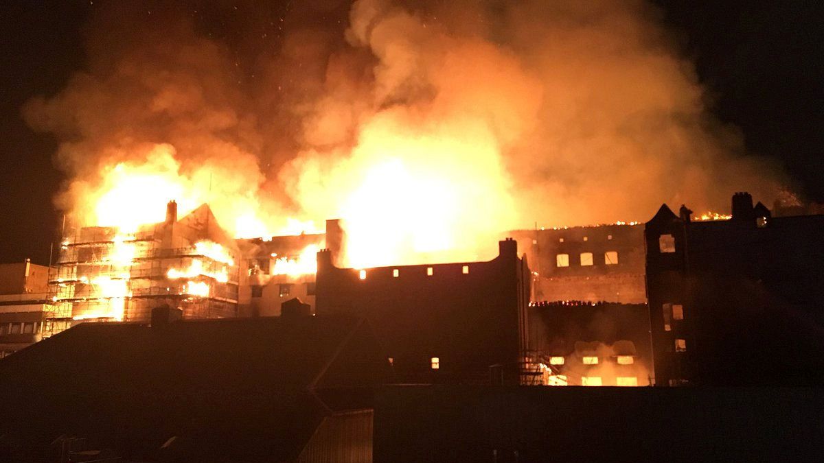 Καταστροφική φωτιά σε ιστορικό κτίριο της Γλασκώβης