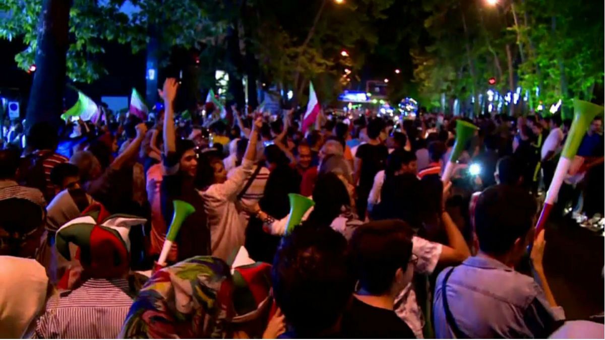 شادی در خیابان‌های تهران پس از برد تیم ملی فوتبال برابر مراکش در جام جهانی