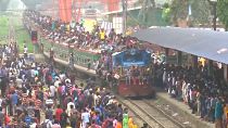 Milhares de pessoas regressam a Daca para celebrar o Eid al Fitr