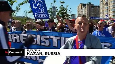 Francia e Australia: i tifosi sfilano in corteo alla Kazan Arena
