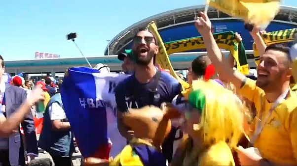 Vom anderen Ende der Welt: Fußballfans begegnen sich in Russland Vom anderen Ende der Welt: Fußballfans begegnen sich in Russland