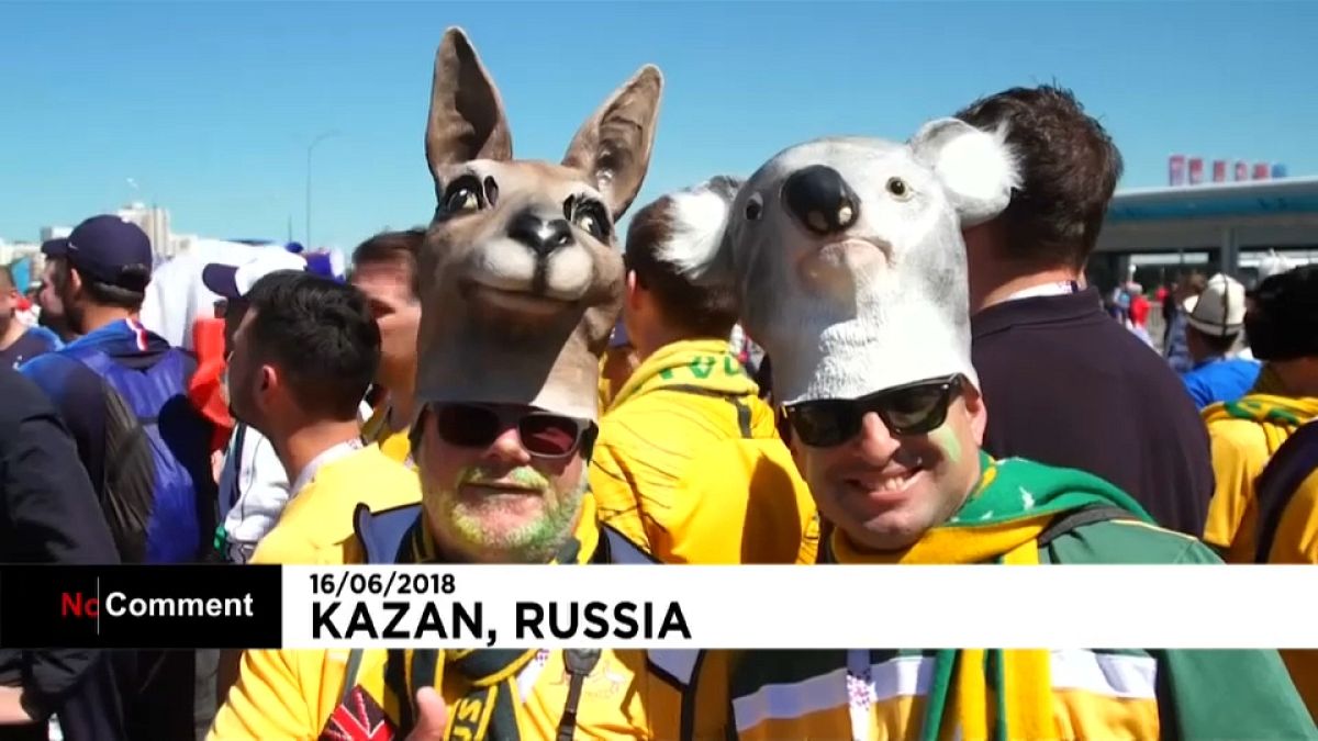 Convivencia festiva de las aficiones francesa y australiana en Kazan