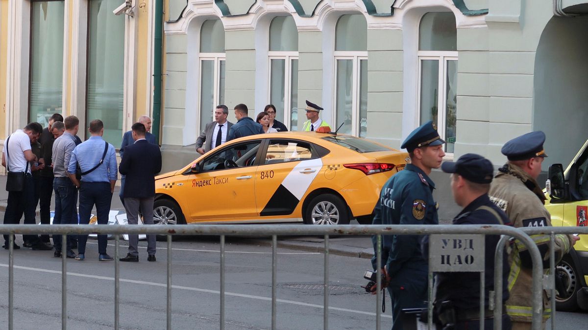 سيارة أجرة تصدم حشدا من المارة بالعاصمة الروسية موسكو 