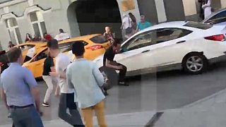 Több ember megsérült, amikor egy taxi a tömegbe hajtott Moszkvában