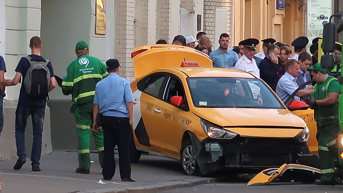 Ταξί παρέσυρε πεζούς στη Μόσχα