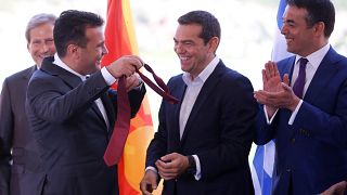 Atina ve Üsküp 27 yıllık isim krizini sonlandıran anlaşmayı imzaladı