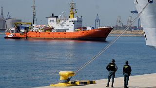Migrantes a bordo do Aquarius chegam ao porto de Valência