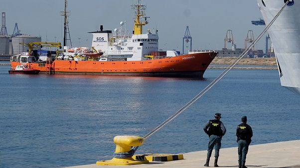 Migrantes a bordo do Aquarius chegam ao porto de Valência Migrantes a bordo do Aquarius chegam ao porto de Valência