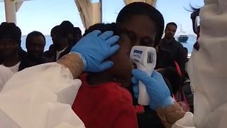 Ankunft der Aquarius: Ärzte untersuchen die Migranten