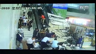 На туристов в Китае рухнул потолок