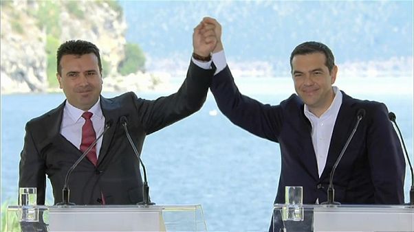 Skopie y Atenas sellan un acuerdo histórico Skopie y Atenas sellan un acuerdo histórico