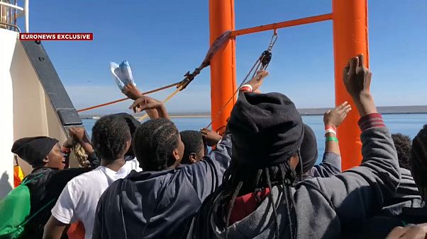 Sbarcano a Valencia i 630 migranti dell'Aquarius Sbarcano a Valencia i 630 migranti dell'Aquarius
