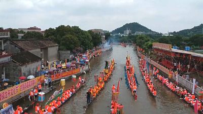 Chineses celebram Festival anual do "Barco-Dragão"