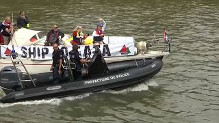 الشرطة الفرنسية تمنع قوارب قافلة الحرية من الرسو على ضفاف نهر السين