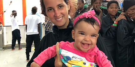 شادی سرنشینان کشتی آکواریوس پس از رسیدن به بندر والنسیای اسپانیا