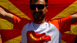 A nemzetközi diplomácia üdvözölte, sok macedón elítélte a névvita lezárását 