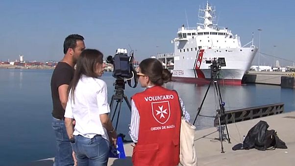 Eine Helferin in Valencia im Gespräch mit Journalisten. Eine Helferin in Valencia im Gespräch mit Journalisten.