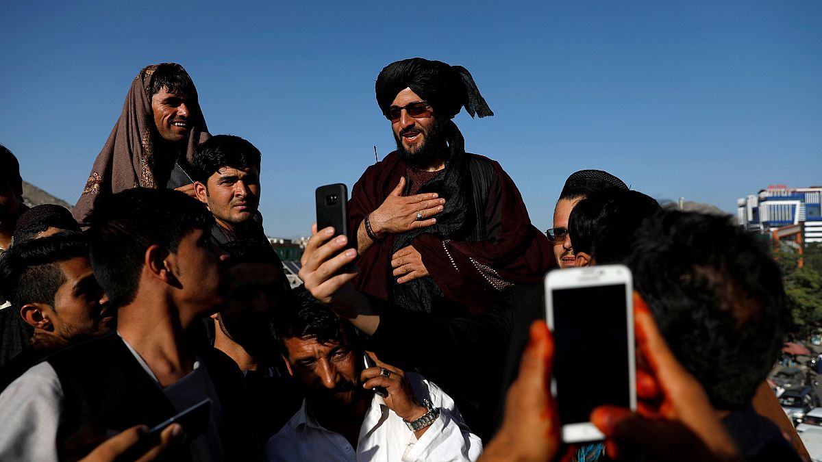 Οι Ταλιμπάν είναι εξοργισμένοι γιατί μέλη τους έβγαζαν...selfies!