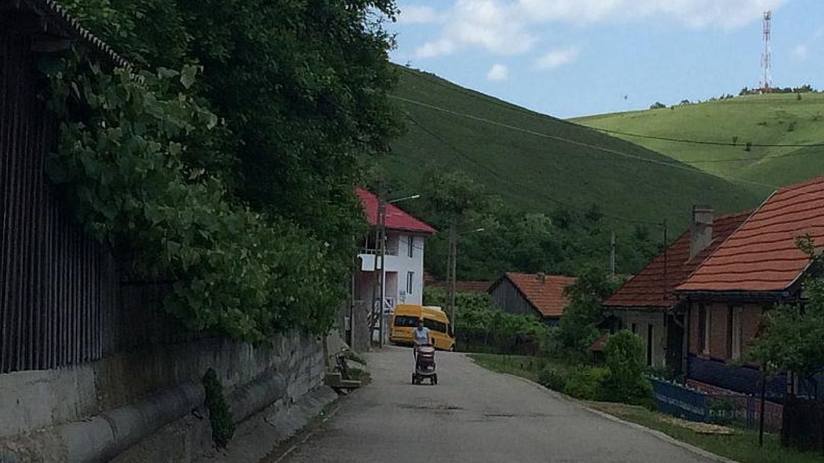 قرية "بلا لصوص" في رومانيا يعلق سكانها الأموال على أبواب المنازل 