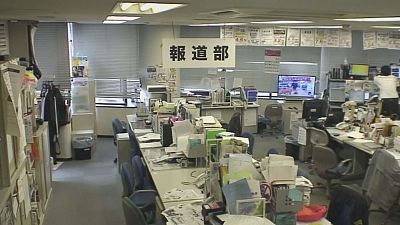 شاهد: مبان ومكاتب تهتز جراء زلزال اليابان