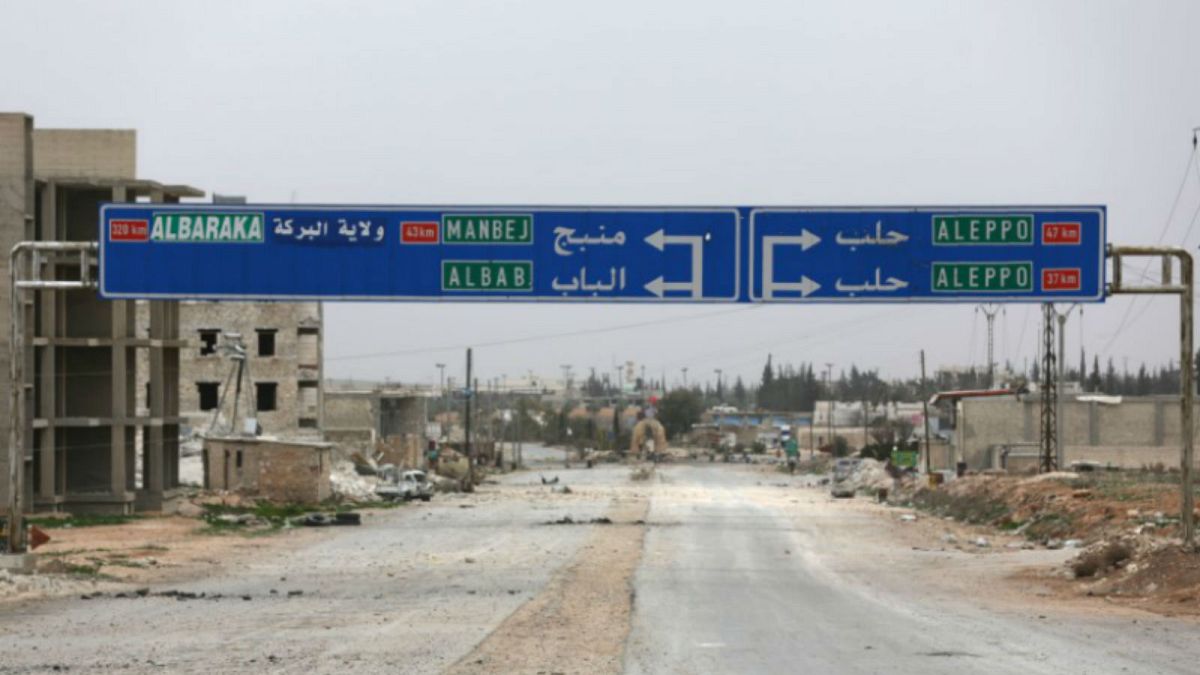 لافتة توضح اتجاه مدينة منبج على طريق في بلدة الباب بسوريا - أرشيف رويترز