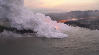 حمم بركان كيلاويا تحوّل المياه إلى أرض جديدة