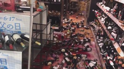 Scherben im Weinladen nach Erdbeben in Japan