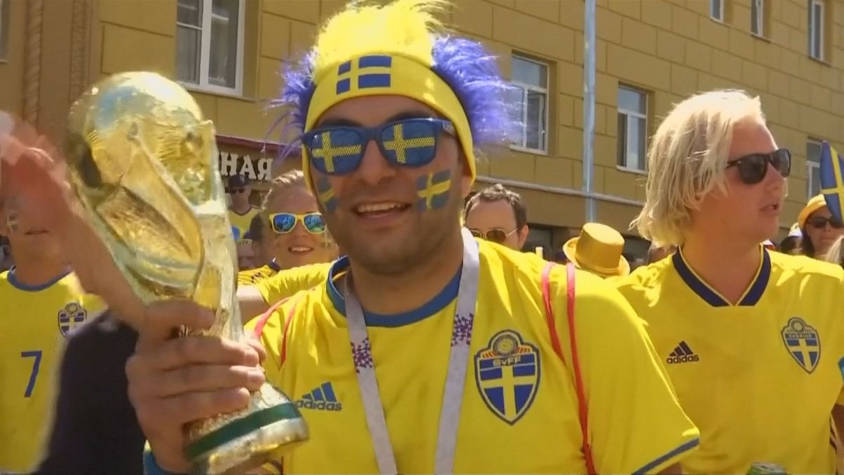 Schwedische Fußball-Fans feiern ausgelassen in Russland