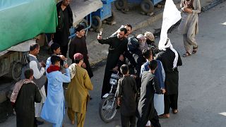 Afghanistan: talebani indignati per i selfie durante la tregua