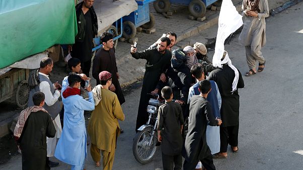 Afghanistan: talebani indignati per i selfie durante la tregua Afghanistan: talebani indignati per i selfie durante la tregua