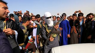 Taliban: Strafe für Selfies mit Soldaten